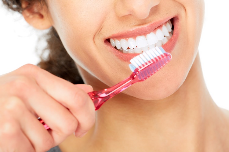 brush teeth regularly to prevent bad breath