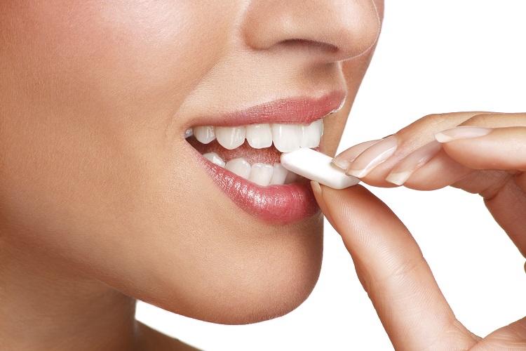chew gum to clean teeth